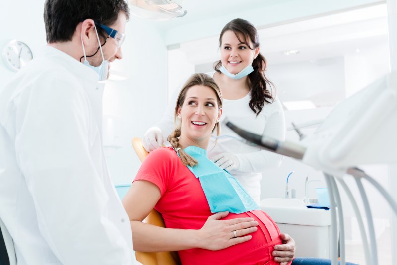 pregnant woman at dentist 